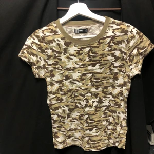 Camo print baby-tee  - Bra skick från 2000-talet, legat i förrådet orört. Storlek S från märket ONLY. Köparen står för frakt (39kr). Bara att dm:a vid frågor❤️