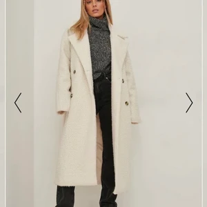 Kappa från Ginatricot  - Varm vinterkappa från Ginatricot. Kappan är i storlek 34 men tycker att den är stor i storleken så passar S/M/L. Skulle säga att färgen är mer kräm vit än vit (lite konstigt ljus på sista bilden).