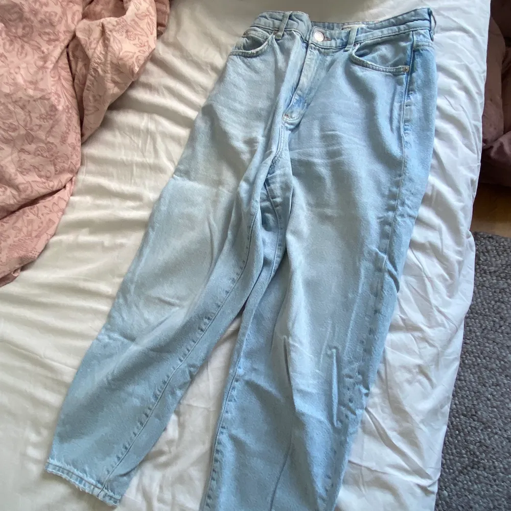 Ljusblå baggy jeans från Gina Tricot i storlek 36, i fint skick!. Jeans & Byxor.