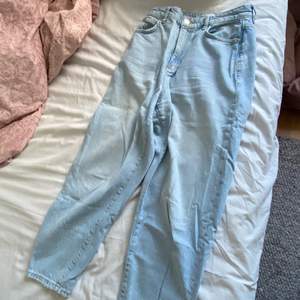 Ljusblå baggy jeans från Gina Tricot i storlek 36, i fint skick!