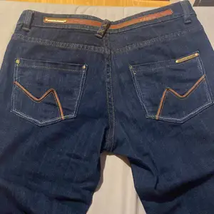 Säljer dessa lågmidjade blåa jeans från Circle of trust, de är i storlek 27, dvs S. Säljer på grund av att jag köpte fel storlek så de är för små för mig, aldrig använt de. Passar säkert de som är 165 cm. Skriv för fler bilder!!