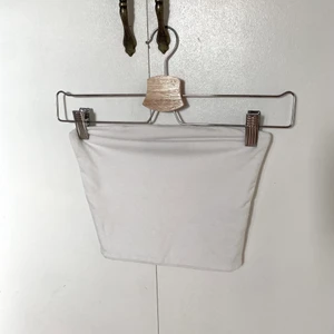 Topp - Vit tub topp från Bikbok, använd endel under förra sommaren men fortfarande fin och inga fläckar. Storleken är XS🤎