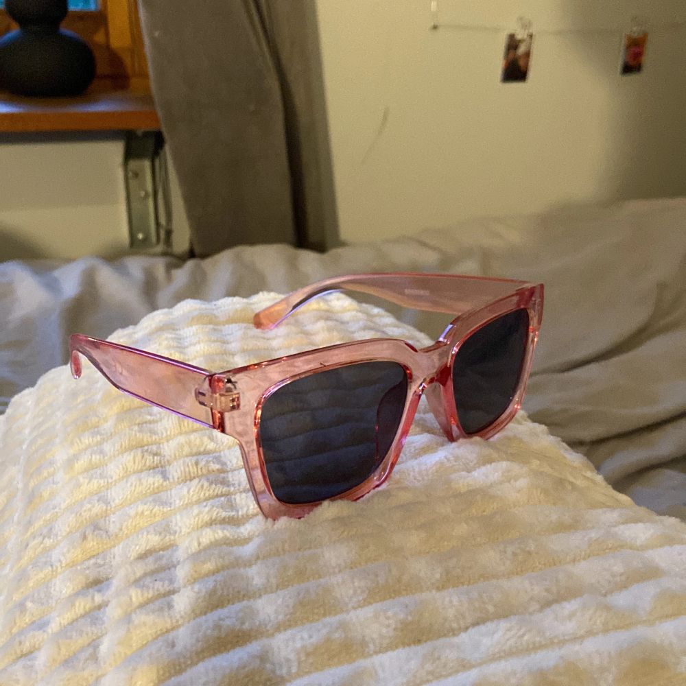 Säljer dessa par coola solbrillor, köpt på Ur&Penn och likt chimi solglasögon💕. Övrigt.