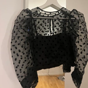 Topp - Topp från zara som inte säljs längre. Lappen är dock avklippt pågrund att den skav 🌸