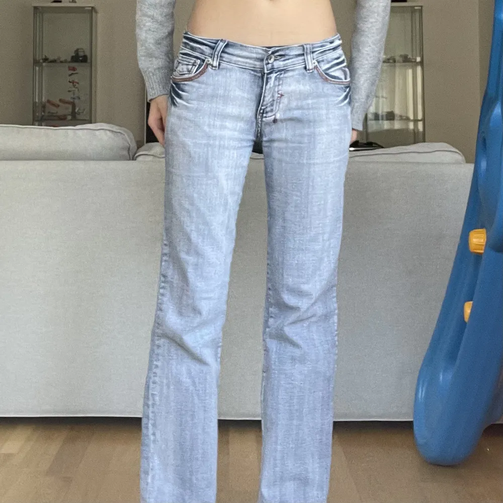 askattiga lågmidjade jeans med bootcut! perfekt low waist inför våren! färgen syns bäst i första bilden :)   midjemått: 72 cm  passar dig som är runt 160 cm 😽  (står storlek 27 men passar mig med 24/25) . Jeans & Byxor.