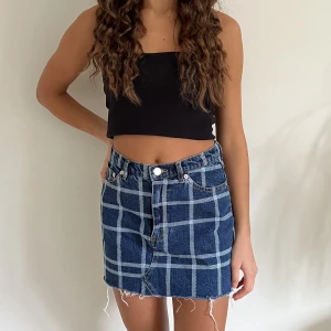 Rutig jeanskjol - Rutig jeanskjol från monki!💙 storlek 36