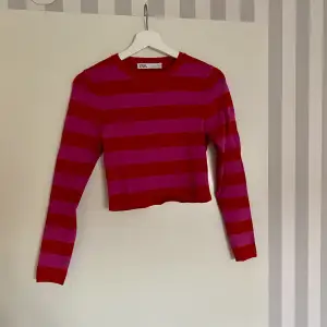 Säljer denna ribbstickade tröja från zara! Färgerna på tröjan visas bäst på 2:a bilden🫶använd ett fåtal gånger så i väldigt bra skick. I strl L men skulle säga att den är mer en M🌟