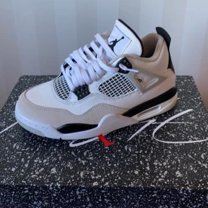 jordan 4 military black - Den är helt ny aldrig används storlek 38 priset kan diskuteras 