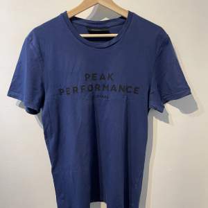 En fin blå t-shirt från Peak Performance,stilren och bekväm i mycket bra skick!