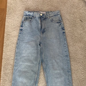 blåa jeans zara 💙 - säljer dessa jätte fina jeansen då de inte kommer till nån användning 💞 köptes i somras och är i fint skick !💖 kontakta mig för fler bilder eller intresse 💘priset kan såklart diskuteras!🥰