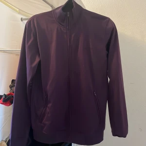 Carhartt zip-up  - En carhart zip-up som jag använt ca 3 gånger, det är riktigt skönt material och den är äkta 