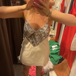 PALJETTKLÄNNING - Världens coolaste lilla klänning, aldrig använd och säljer just därför;) 
