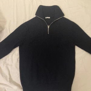Zara half zip - Riktig fin half zip från zara som är knappast använd ny pris 500 säljer den för 280. Storlek M men passar S också 