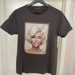 Limitato T-shirt - As snygg grå Limitato T-shirt i herrstorlek S. Nypris över 2000kr, säljes för 700kr. Jättefint skick, lite skrynklig då den legat vikt😊