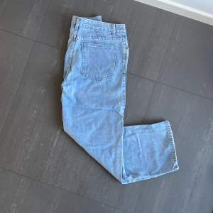 Jag säljer nu mina blåa jeans då jag hitta de helt oanvända och för små i garderåben. Priset kan diskuteras. Nypris 500