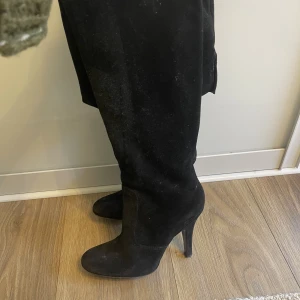 Stövlar  - Svarta skit snygga stövlar som går lite över knäna! Storlek 36 passar en 37 också💗