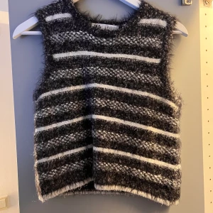 Stickad väst  - Stickad väst från zara som inte används, svart och vit med lite skimmer i. 