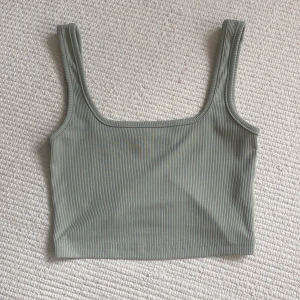 Linne - Svårt att fånga färgen på bild men toppen är ljusgrön🤍 Köparen står för frakt!