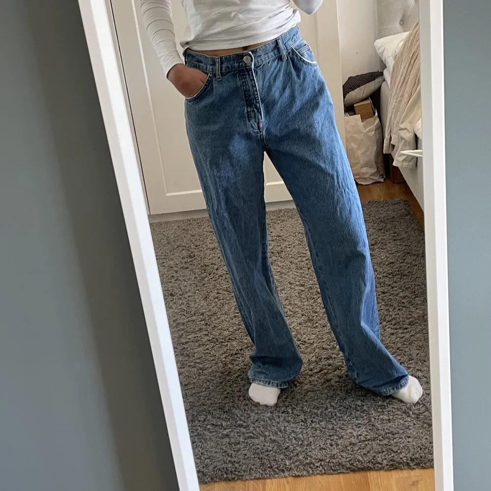 Långa, vida, mörkblå jeans. Bra skick💙. Jeans & Byxor.