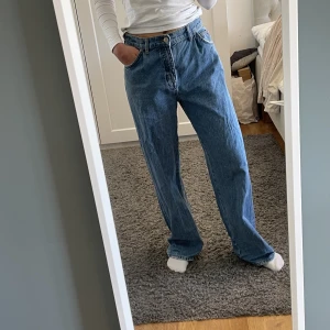 Jeans  - Långa, vida, mörkblå jeans. Bra skick💙