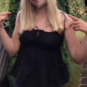 Topp - Säljer denna topp från H&M i strl 36. Den har bra skick, och har inte använts så mycket💓💓