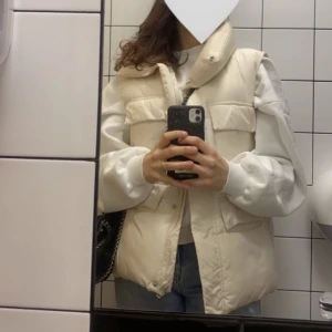 Beige väst - Säljer min fina beiga väst i storlek M. Jag säljer den då den inte riktigt är min stil längre, annars super fin och inga defekter💕