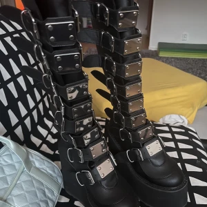 Svarta demonias - Köpta 2021 i december använda inomhus ungefär 4 gånger och en gång utom hus på ett convention. Storlek: 22.5cm. Bra skick. Kommer med orginal låda. Dm om du har fråga! (Köpt för 1600+frakt)