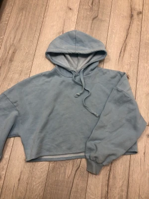 Baby blå hoodie - En kroppad blå hoodie men bekvämt material. Finns få tecken på användning (kan skicka bilder), vid fler frågor eller liknande hör av dig!❤️