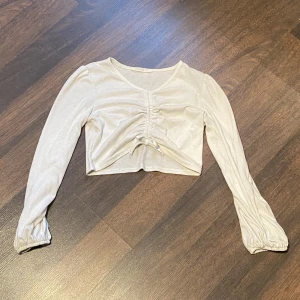 En vit långermad magtröja  - Använd en gång, sommar stil 