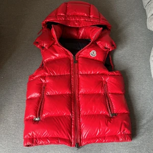 Moncler väst - Tja, säljer denna moncler bormes väst dp den inte går till användning, det är använd Max 5 ggn och ör i brilliant skick, självklart äkta köptes på nk, skriv för mer info/bilder!💯