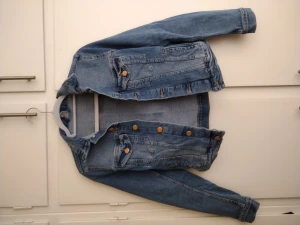 Jeansjackan-mörkblå - Hej!☺️ Jag säljer den här mörkblåa jeansjackan för 70kr+frakt  (Om ni är intresserade, har frågor så kan ni höra av er till mig)  Ha en fortsatt bra dag❤️