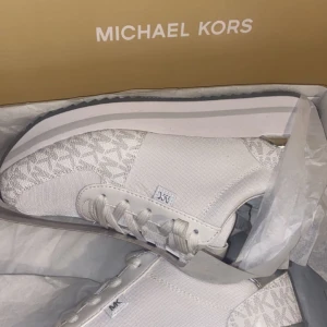 Mk sneakers  - Ett par helt nya skor från Michael kors som jag fick i present och passade inte mig. Bekväma och fina. Original priset på den är 2100.