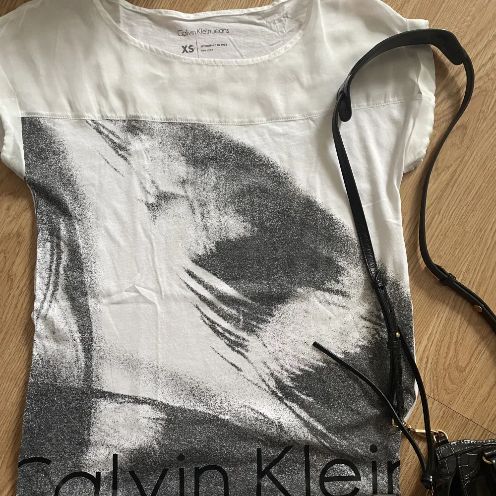 Fin t-shirt, Calvin Klein, strl XS. Tyvärr så har den inte kommit till så stor användning för mig och hoppas att den får en ny ägare. Se mina övriga aktioner! ❤️. T-shirts.