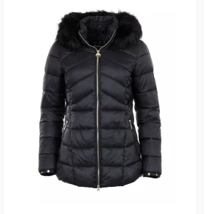 Barbour jacka - Säljer nu min fina vinterjacka som är köpt för några år sedan på NK i Stockholm💕 inge defekter eller så. Varm och skön jacka💕 hör av dig vid behov av fler bilder eller funderingar💞