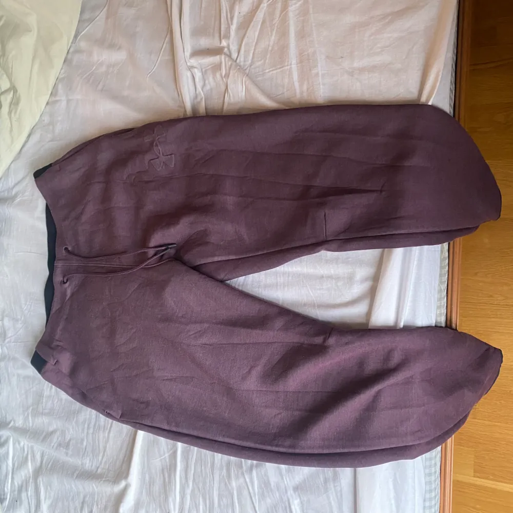 Under Armour mjukis byxor i lila färg i storlek L. Aldrig använda och bra kvalite samt skick. Även väldigt mjuka och bekväma. 500kr. Jeans & Byxor.