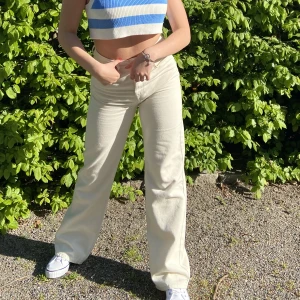 Straight jeans - Beige högmidjade jeans från bikbok! Passar mig som vanligtvis har M, är 172 cm lång