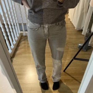 Jeans - Jättefina gråa jeans från Ginatricot, säljer pga att de inte kommer till användning! Nypris: 499