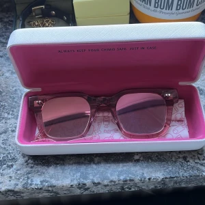 Chimi 04 - Säljer mina skitsnygga chimis som inte kommer till användning. Chimi x klarna modellen, 04 guava med spegelglas. Säljer för 700kr eller byter mot svarta 04 eller mot corlin gelo blue.