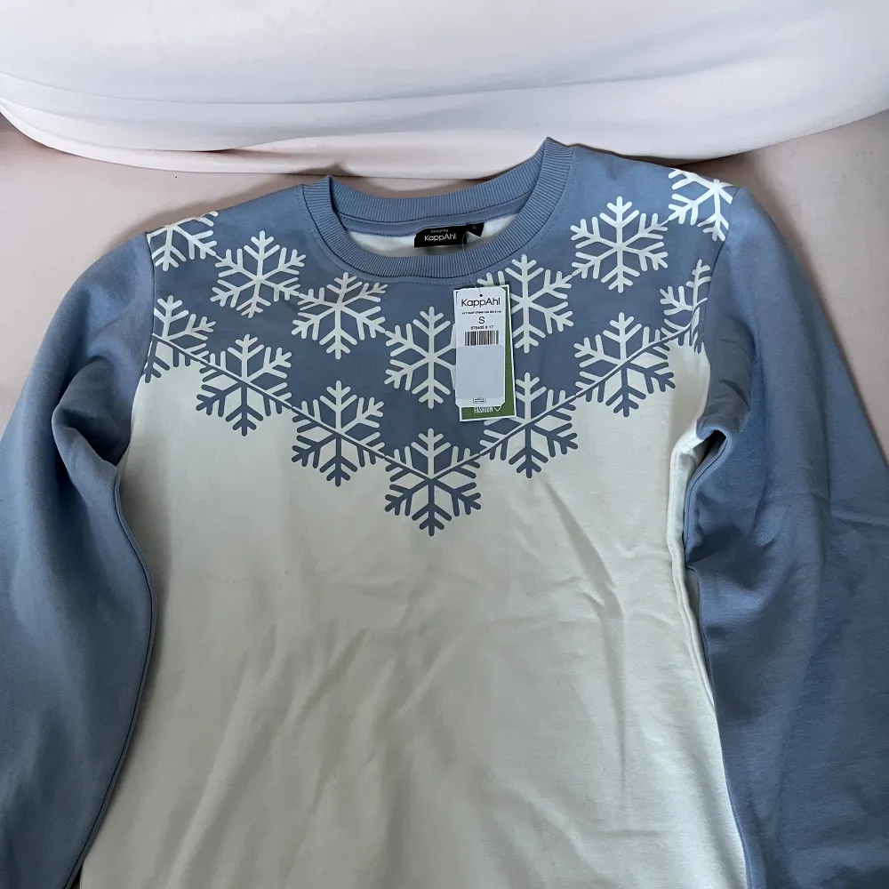 En jättegullig sweatshirt med snöflingor på från Kappahl ❄️ helt oanvänd, endast testad 💗Passar även de som har XS om man vill ha en lite mer oversized tröja. Tröjor & Koftor.