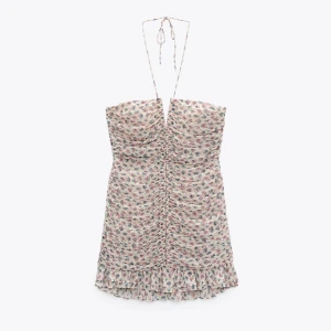 Zara kläning  - Säljer denna så SNYGGA kläningen från zara. Den är helt oanvänd med prislappen kvar! Köpte den för 399kr