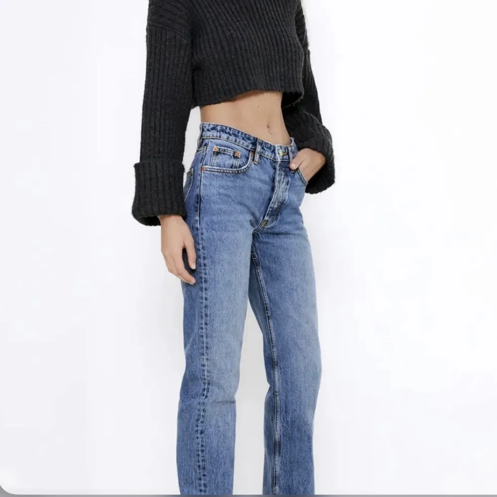 Säljer mina Zara jeans mid rise straight. Köpte för 359kr men mitt pris är 200kr. . Jeans & Byxor.