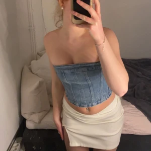 Jeans topp - Säljer denna topp, använd enstaka gånger, inga skador. Säljer pga att den sitter för tajt