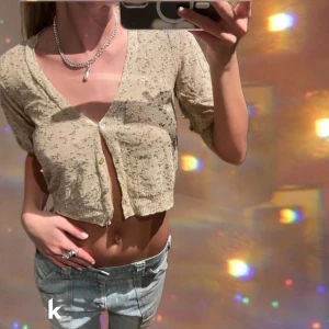 Sjukt snygg festtopp - Säljer denna sjukt snygga festtopp som också kan kläs ner!