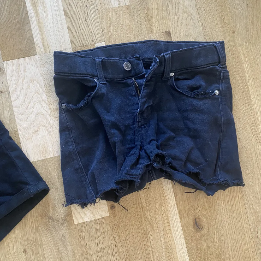 Hm  - storlek S, 38. Nya   Dr denim jeans, klippt av till shorts - storlek S. Använd. Shorts.