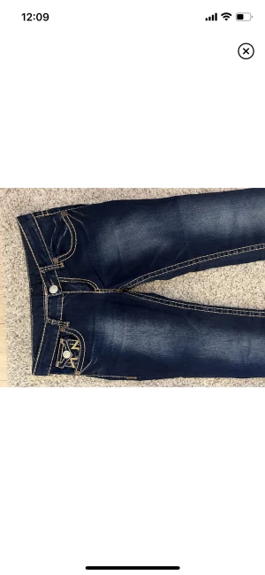 True religion jeans - köpta här på plick! fick hem dom och de var för stora för mig🙃  jag gillar när det sitter mer tajt på mig och jag har så storlek 26 egentligen men var inte så uppmärksam med storleken när jag köpte dessa. midjemått:42 innebenslängd:88 