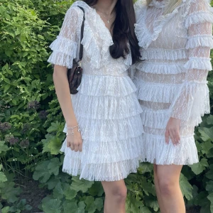 BY MALIN KLÄNNING - Perfekt klänning inför studenten, endast använd 1 gång/dag!! Som sprillans ny inga defekter alls. Jag på bilderna (vänster) är 172 lång.