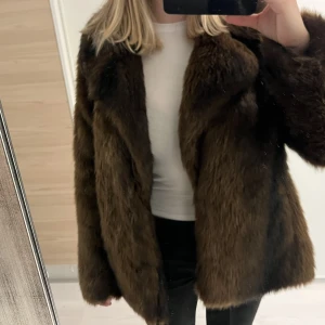 Pälsjacka  - Köpt secondhand. Luktar lite lädersoffa men det är bara att vädra den 😊brukar ha en storlek M men passar nog olika storlekar beroende hur man vill att den ska sitta 