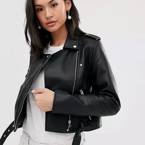 Läderjacka  - Super fin croppad läderjacka från Pull & bear. Använd fåtal gånger. Säljs pga använts inte. Skickar privata bilder på pm. 