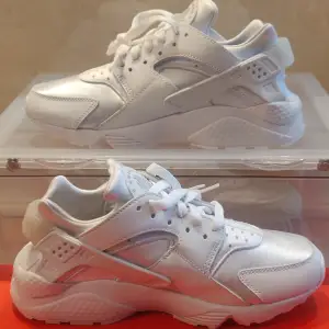 Nike Air Huarache white Storlek 39 👟  Oanvända ✅  Pris 899kr  Skicka DM vid övriga frågor eller funderingar ✍️  Fraktar eller möts upp i Malmö 🚚🤝  IG: Griseenxshop