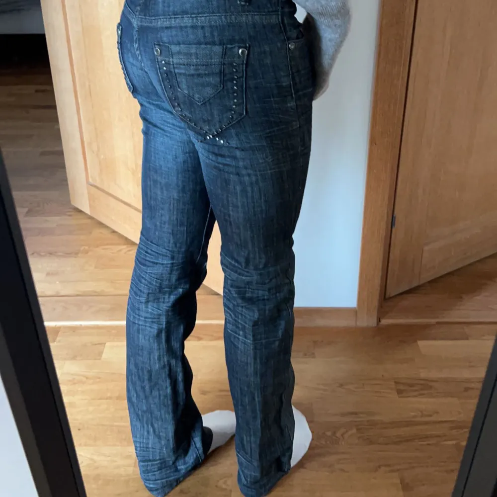 Säljer dessa väldigt unika jeans som jag köpte på en butik i Spanien i somras. Jeansen har väldigt coola detaljer som t.ex stenar på bakfickorna och det glittriga R:et som hänger på ena framfickan💓💗💖. Jeans & Byxor.